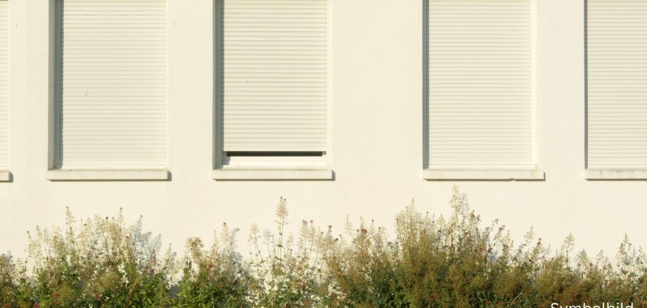 The symbolic image shows roller shutters