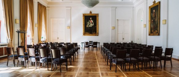 The picture shows the White Hall