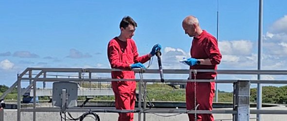 The picture shows a training situation at the sewage treatment plant