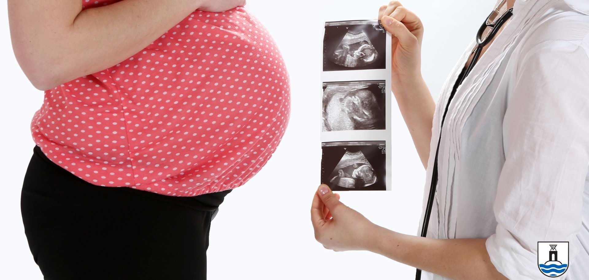 Das Bild zeigt eine schwangere Frau und eine Ärztin mit Ultraschallbildern in der Hand