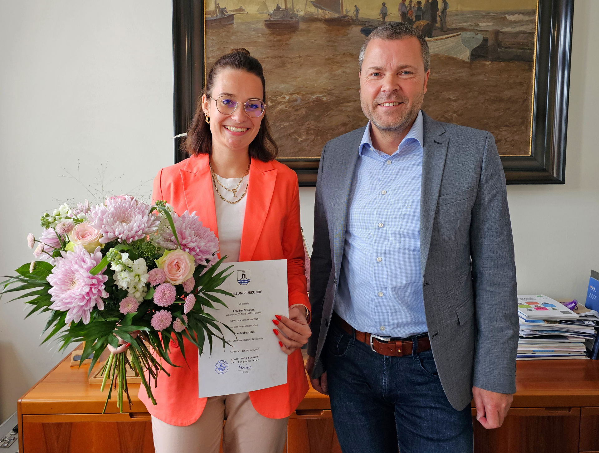 Standesbeamtin Lea Myketin und Bürgermeister Frank Ulrichs