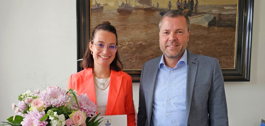 Standesbeamtin Lea Myketin und Bürgermeister Frank Ulrichs