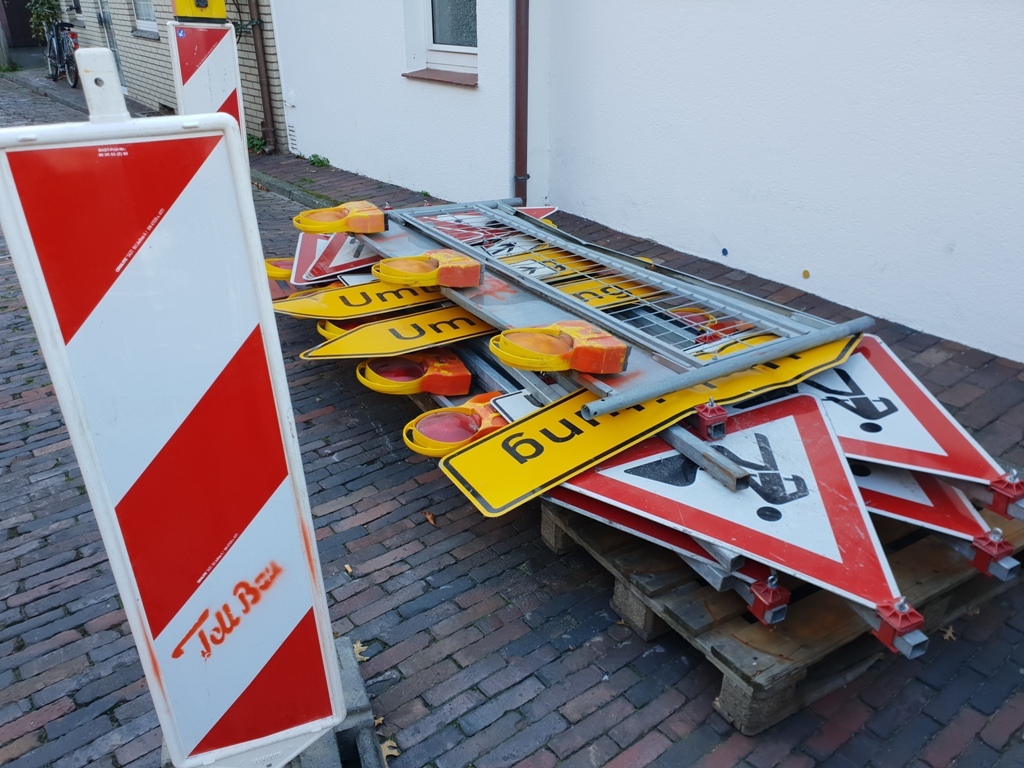 Das Bild zeigt Baustellenschilder