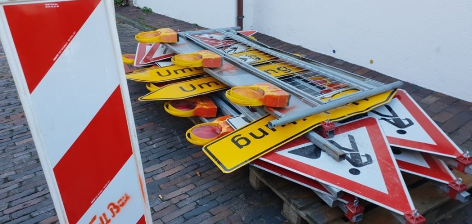 Baustellenschilder Das Bild zeigt Baustellenschilder