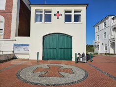 Das Bild zeigt das Tor des Rettungsbootschuppen am Weststrand