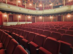 Das Bild zeigt den Innenraum des Kurtheaters