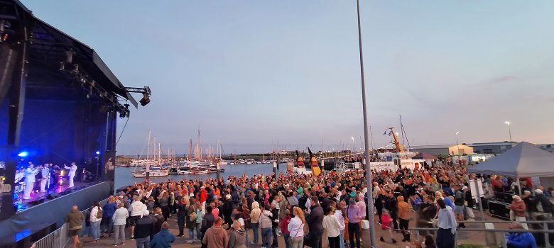 Das Bild zeigt das Konzert der BigBand der Bundeswehr am Hafen