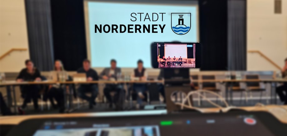 Das Bild zeigt eine Sitzung der politischen Gremien, im Vordergrund ist die Technik zum Livestream zu sehen