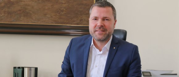 Frank Ulrichs Das Bild zeigt Bürgermeister Frank Ulrichs an seinem Schreibtisch