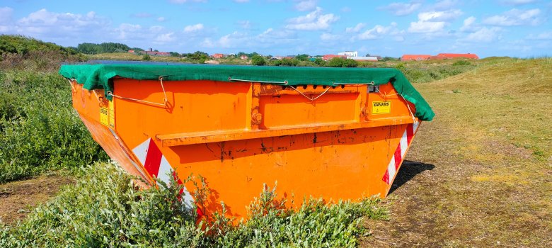 Das Bild zeigt einen orangen Container