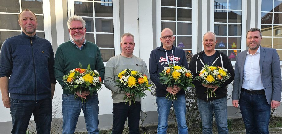 Das Bild zeigt die Mitarbeiter, die in ihren Ruhestand verabschiedet wurden.