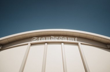 Das Bild zeigt den Schriftzug "Standesamt" am Hochzeitsbadekarren