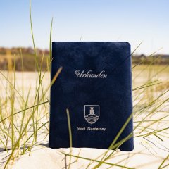 Das Bild zeigt ein Stammbuch