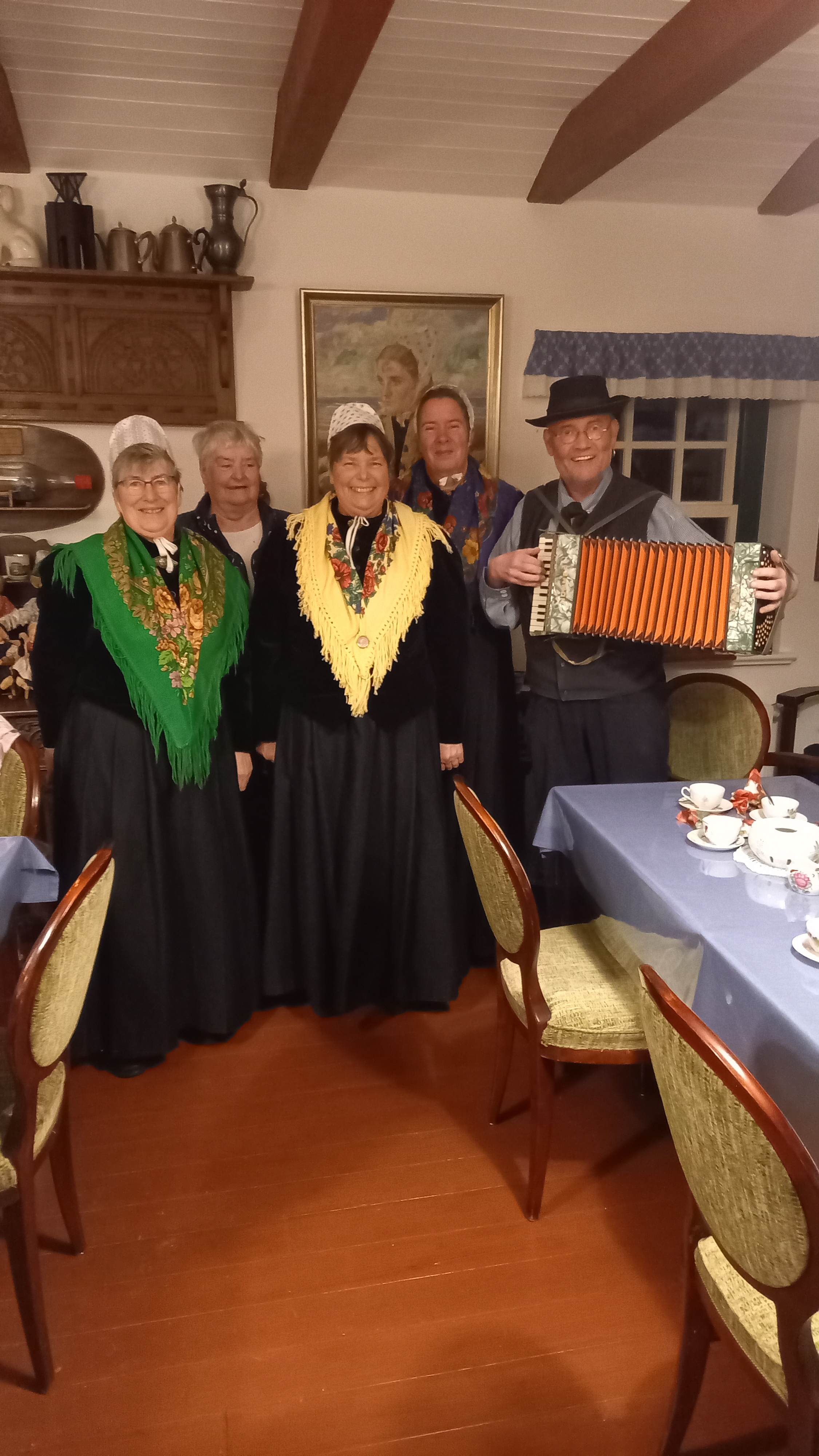 Das Bild z eigt Mitglieder des Heimatvereins