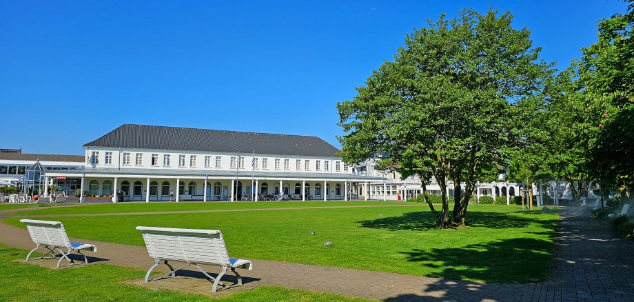 Das Bild zeigt den Kurplatz und im Hintergrund das Rathaus im Sommer