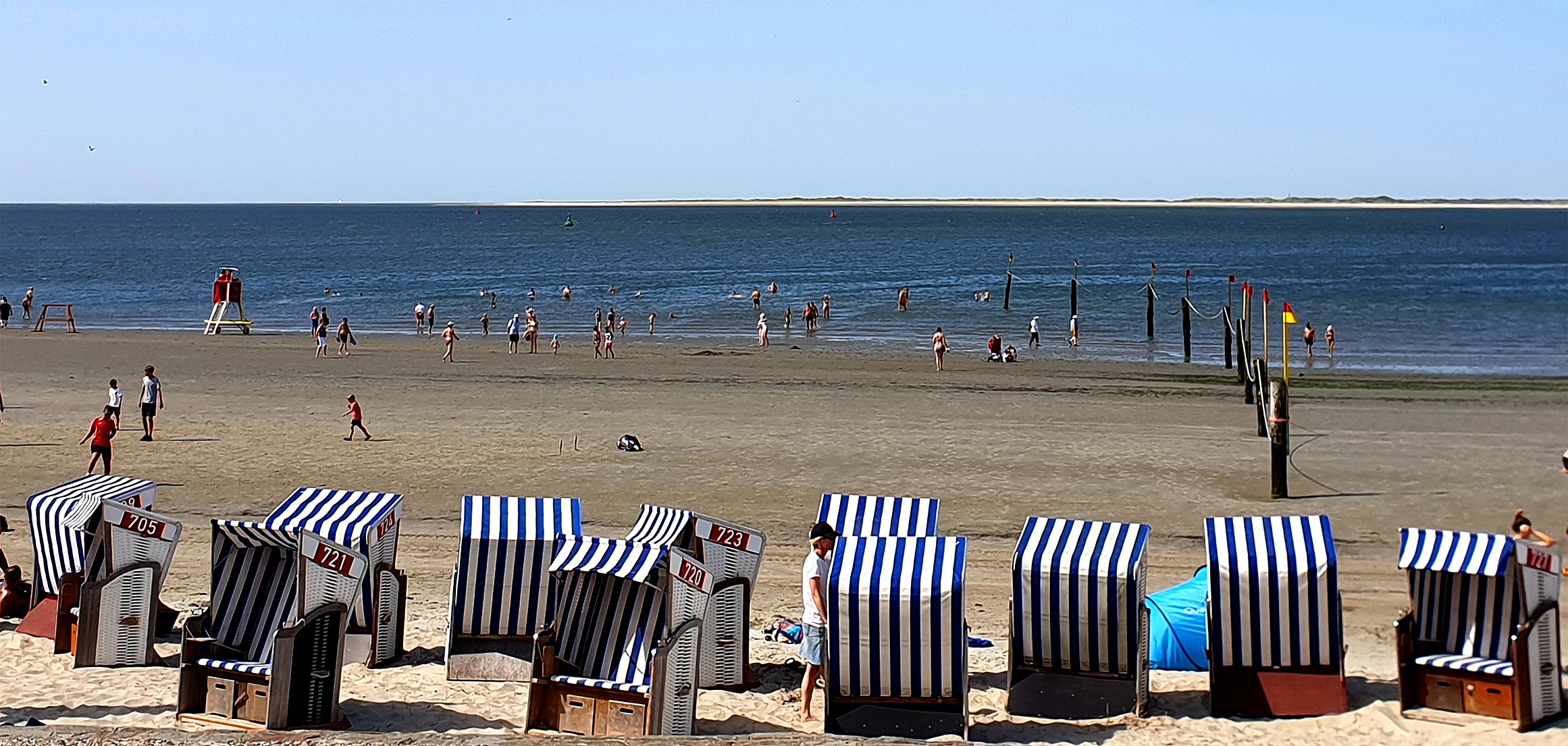 Das Foto zeigt den Weststrand mit Strandkörben. 
