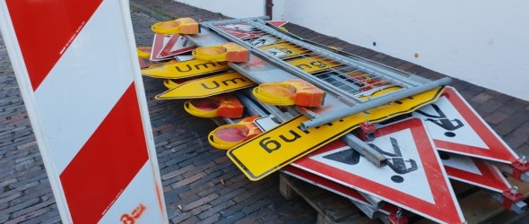 Das Bild zeigt Baustellenschilder