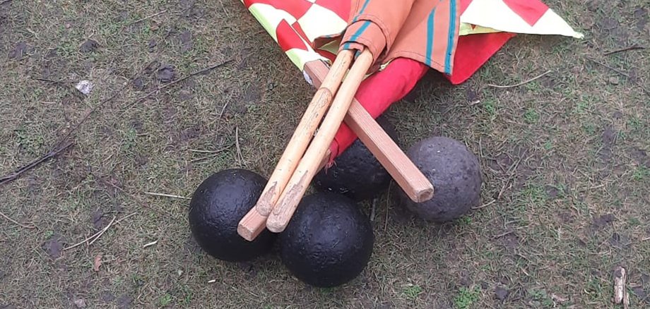 Das Bild zeigt Boßelkugeln und Fahnen