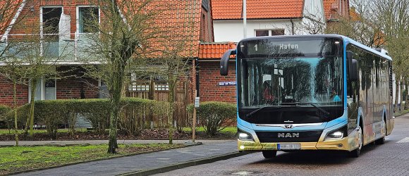 Das Bild zeigt einen Bus des ÖPNV