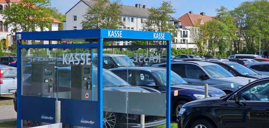 Das Bild zeigt das Kassenhaus am Parkplatz