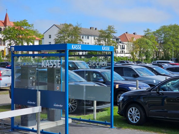 Das Bild zeigt das Kassenhaus am Parkplatz