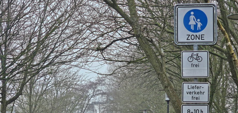 Das Bild zeigt Hinweisschilder zum Verkehr